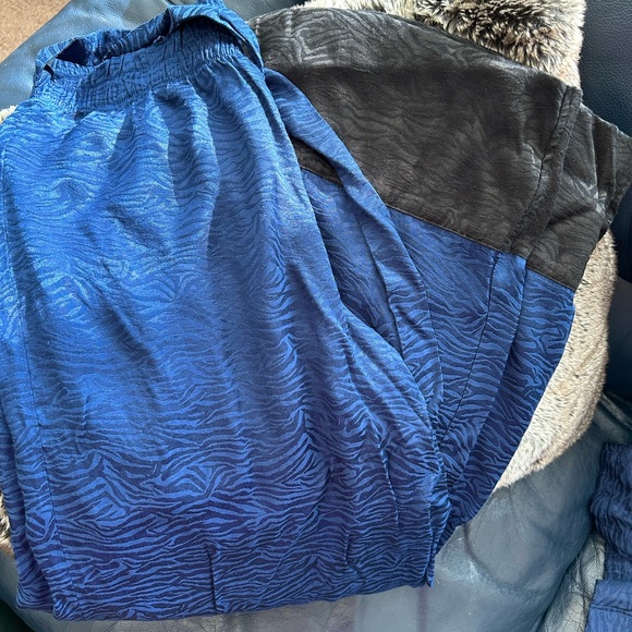 Victorias Secret Robe & Pajamas Set - Picture 2 of 8